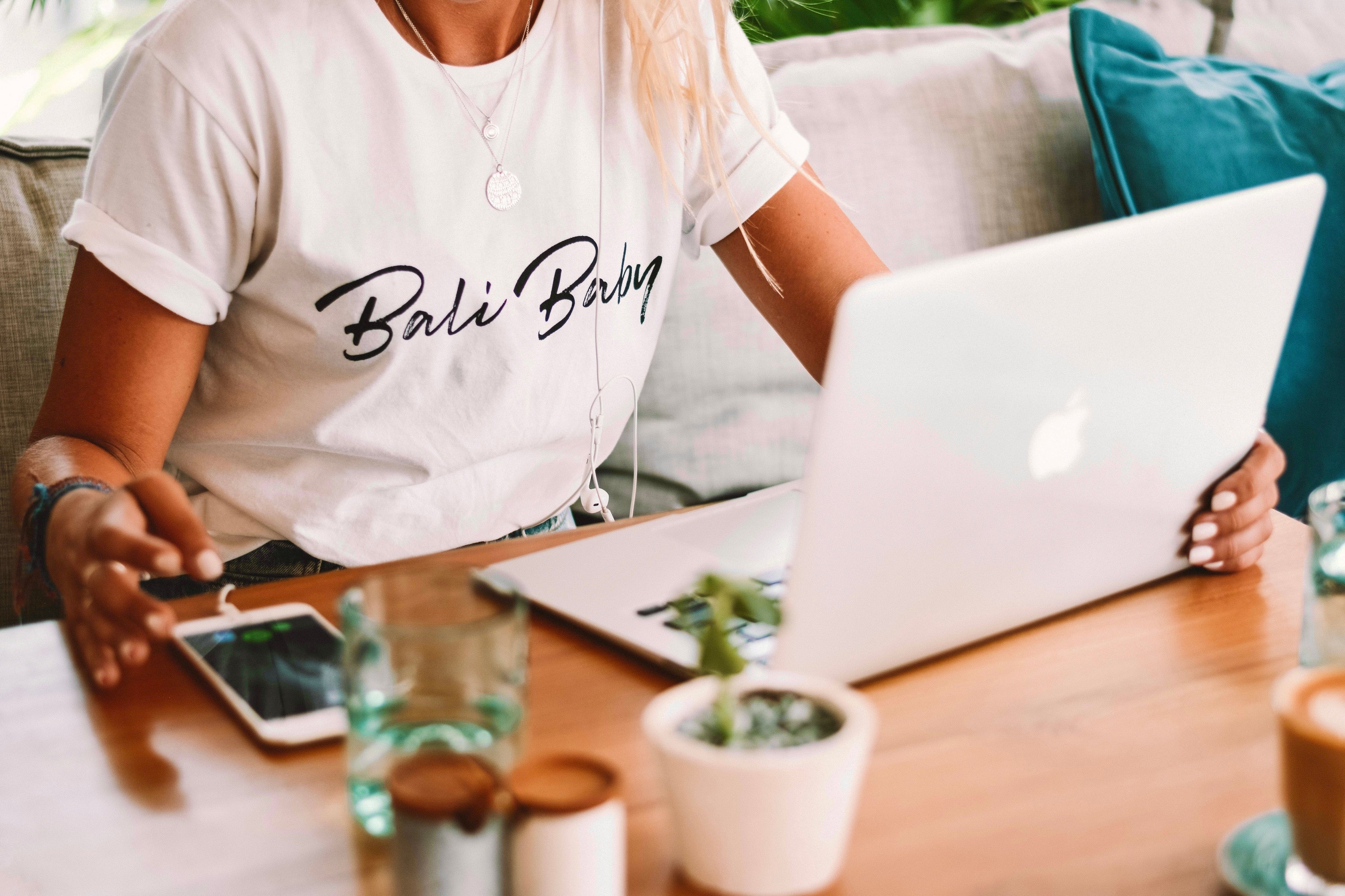 Female entrepreneur working remotely from Bali as a digital nomad on her online business with digital products. BALI Academy PLR Shop.